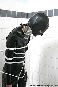 www.german-dungeon.com / Rubberday with Michelle und Cassandra part 1 / 28. Feb. 2006
